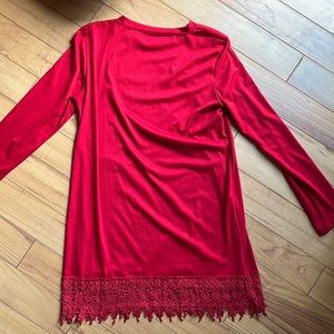 Tunique rouge à manche longue avec bas en dentelle